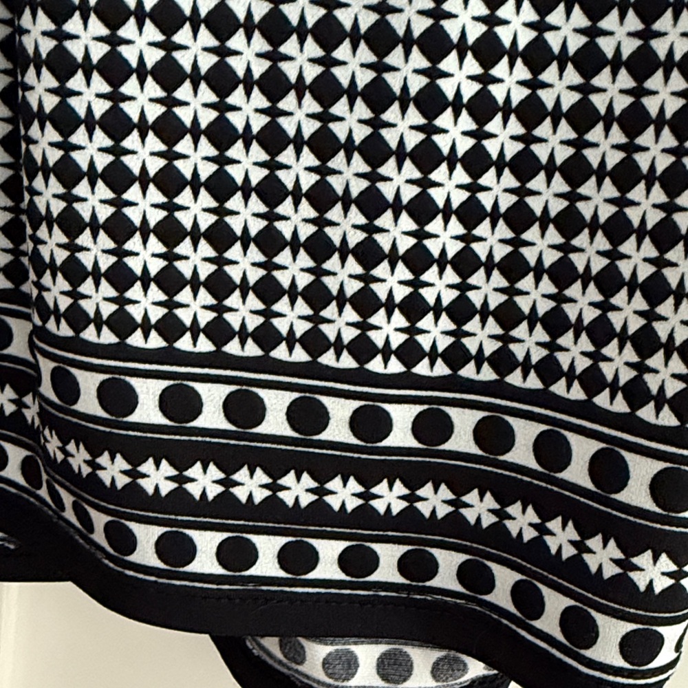 Max Studio Black and White Sleeveless Women's Top.  Women’s Size Small. - Picture 3 of 4